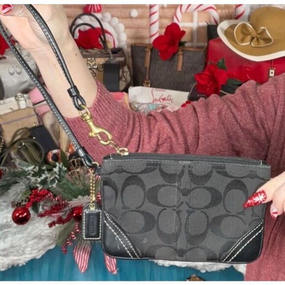 COACH - 🎉HP🎉 EUC Vintage Wristlet/Signature C Canvas w/Black Leather Trim. - Picture 13 of 13